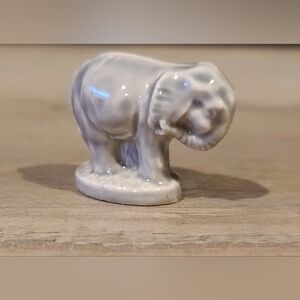 Elephant Wade Eng Tea Figurine Shelf Sitter [ Read Details ]